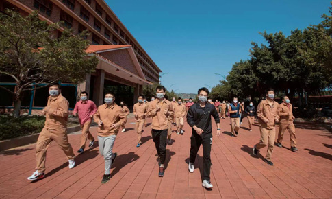 组织“跑在阳光下，跑进健柯凤”体育活动